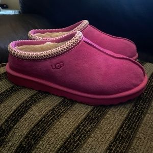 Hi! my name is teona & i will be selling my pink uggs